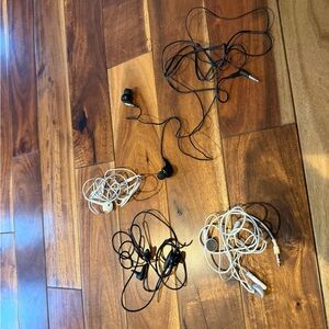 Set of Wired Earbuds in Black and White lot of 4